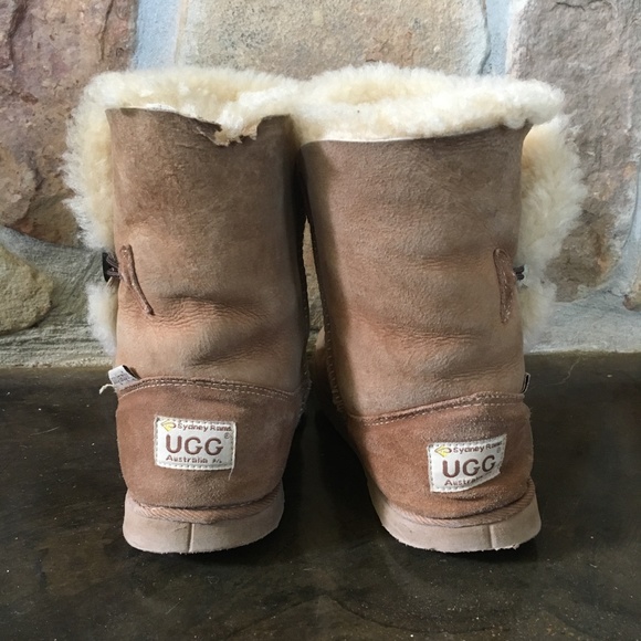 UGGS with Bailey Button - Picture 5 of 7